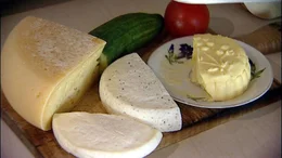 Zur Arbeit einer Sennerin geh&ouml;rt auch die Herstellung von Butter und K&auml;se.