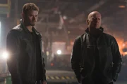 L-R: Harry Turner (Kellan Lutz) und Leonard (Bruce Willis)
