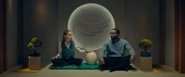 Rachel (Emilia Clarke) und Alvy (Chiwetel Ejiofor) bringen den Pod mit zu einer Sitzung bei Rachels KI-Therapeutin "Eliza".