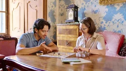 Von Gr&auml;fin Elisabeth Kuefstein erh&auml;lt Stefano Bernardin auf Schloss Greillenstein charmante Nachhilfe in &bdquo;Strategie&ldquo;.