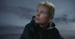 Cassidy (Kate Bosworth) mit Regenmantel.