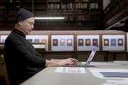 Der K&uuml;nstler Thomas Weinberger beim Aufbau seiner Fotoinstallation &bdquo;99 Sunsets&ldquo; in der Kunsthalle Bremen