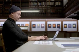 Der K&uuml;nstler Thomas Weinberger beim Aufbau seiner Fotoinstallation &bdquo;99 Sunsets&ldquo; in der Kunsthalle Bremen