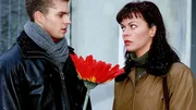 Jan (Benjamin Quaiser) hat vor der Schleuse auf Elke (Monika Guthmann) gewartet. Wird sie ihm eine Abfuhr erteilen? Jan (Benjamin Quaiser) hat vor der Schleuse auf Elke (Monika Guthmann) gewartet. Wird sie ihm eine Abfuhr erteilen?