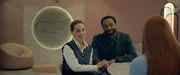 Von links: Rachel (Emilia Clarke) und Alvy (Chiwetel Ejiofor) im Gespr&auml;ch mit der Direktorin des Womb Centers, Linda Wozcheck (Rosalie Craig).