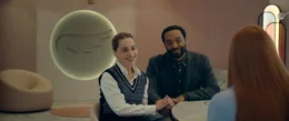 Von links: Rachel (Emilia Clarke) und Alvy (Chiwetel Ejiofor) im Gespr&auml;ch mit der Direktorin des Womb Centers, Linda Wozcheck (Rosalie Craig).