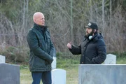 On left: Leonard Turner (Bruce Willis) on right  director Steven C. Miller