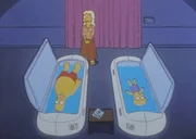 Eingeschlossen in Sarkophage lassen sich Homer und Lisa in eine Traumwelt entf&uuml;hren.