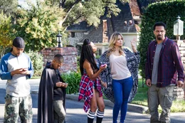 V.l.: Tyrone (DeRay Davis), Carl Jr. (Alex Henderson), Allie (Bresha Webb), Lorena (Zulay Henao), Carl (Mike Epps)
