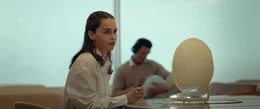 Rachel (Emilia Clarke) besucht ihren Pod im Womb Center
