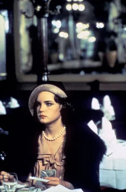 Auch nach vielen Jahren umwirbt Noodles noch seine Jugendliebe Deborah Gelly (Elizabeth McGovern). Um sie f&uuml;r sich zu gewinnen, mietet er ein ganzes Restaurant, doch Deborah will ihr eigenes Leben f&uuml;hren.