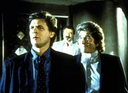 Brad (Dean Scofield, l.) sucht überall nach seiner Verlobten Trish. Mark (Victor French, M.) und Jonathan (Michael Landon, r.) unterstützen ihn bei der Suche. Brad (Dean Scofield, l.) sucht überall nach seiner Verlobten Trish. Mark (Victor French, M.) und Jonathan (Michael Landon, r.) unterstützen ihn bei der Suche.