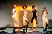 Mitte der 70er Jahre hat Musik nur noch einen Zweck: &bdquo;Dance! Dance! Dance!&ldquo; Aus Soul und Funk und ein wenig Salsa w&auml;chst DISCO. Es gibt kein Entrinnen vor Gloria Gaynor oder Donna Summer, Boney M. und den Sister Sledge. In den Gro&szlig;st&auml;dten schie&szlig;en Clubs aus dem Boden, in denen alle dieses einzigartige Ph&auml;nomen feiern. Die Discokugeln glitzerten wie nie zuvor und niemals wieder. - Boney M.