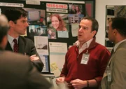 Auf der Jagd nach einem Serienm&ouml;rder, tappen Aaron Hotchner (Thomas Gibson, 2.v.l.) und Jason Gideon (Mandy Patinkin, 2.v.r.) anfangs noch im Dunkeln ...