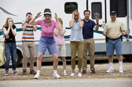 Als sich das Baby als Ansammlung von Kr&auml;utern entpuppt, ist besonders die Familie Fitzgerald, bestehend aus Don (Nick Offerman, r.), Edie (Kathryn Hahn, 3.v.l.) und deren Tochter Melissa (Molly C. Quinn, l.), total geschockt. W&auml;hrend David (Jason Sudeikis, 2.v.r.), Rose (Jennifer Aniston, 3.v.r.), Kenny (Will Poulter, 2.v.l.) und Casey (Emma Roberts, 4.v.r.) eher gl&uuml;cklich dar&uuml;ber sind, dass die Fitzgeralds nicht ahnen, dass die Babyf&uuml;llung sofort die Drogenfahndung auf den Plan rufen w&uuml;rde ...