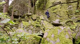 Stefano Bernardin  beim Rabenloch, den Felsenformationen bei Gro&szlig;sch&ouml;nau.