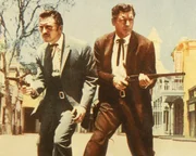Der Gl&uuml;cksspieler und Revolverheld Doc Holliday (Kirk Douglas, l.) und der Sheriff Wyatt Earp (Burt Lancaster, r.) reiten von Dodge City in Kansas nach Tombstone, Arizona. Earps Br&uuml;der brauchen dringend Hilfe: Die Gang der Clantons, allen voran Ike Clanton, terrorisiert die Stadt. Eine gnadenlose Schlacht beginnt. Es ist wild im Westen!