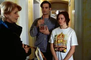 Elisabeth (Senta Berger, l.) als Mutter f&uuml;r alle: Doch die F&uuml;rsorge geht den Untermietern Wolf (Heinrich Schafmeister, M.) und Zoe (Lavinia Wilson, r.) oft nicht weit genug.