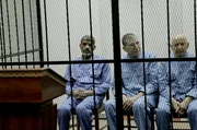 Tripolis 2013: Zentrale Mitglieder des Gaddafi-Regimes werden in Gef&auml;ngniskleidung vor Gericht gestellt, unter ihnen Abdullah as-Sanusi (li.), der Onkel Saif al-Islams.