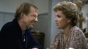 Vera (Witta Pohl) mahnt ihren Mann Sigi (Hans-Peter Korf) eindringlich, mehr auf seine Gesundheit zu achten. Vera (Witta Pohl) mahnt ihren Mann Sigi (Hans-Peter Korf) eindringlich, mehr auf seine Gesundheit zu achten.