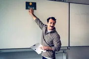 NDR Fernsehen JOB FÜRS LEBEN - LEHRER. Mit einem attraktiven Storytelling will dieses Format gleichwertig Menschen in der ARD Mediathek und im NDR Fernsehen ansprechen. Wie hat sich der Lehrerberuf verändert? Von der strengen Autoritätsperson zum empathischen Wissensvermittler? NDR Fernsehen JOB FÜRS LEBEN - LEHRER. Mit einem attraktiven Storytelling will dieses Format gleichwertig Menschen in der ARD Mediathek und im NDR Fernsehen ansprechen. Wie hat sich der Lehrerberuf verändert? Von der strengen Autoritätsperson zum empathischen Wissensvermittler?