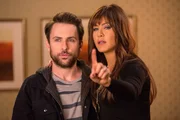 Dale Arbus (Charlie Day) und Dr. Julia Harris (Jennifer Aniston)