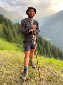 Viehhirte Patrick Schuster auf der Alpe Ein&ouml;dsberg.