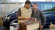 Tr&ouml;delprofi S&uuml;kr&uuml; (re.) und Thomas auf dem Flohmarkt