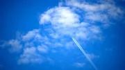 Flugzeuge hinterlassen Kondensstreifen.