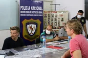 Filip Blank (rechts) mit &bdquo;Rabiat&ldquo;-Autor Jan Stremmel (links) sucht in Paraguay nach seinem entf&uuml;hrten Kind.