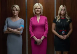 Weil sie die allt&auml;glichen frauenverachtenden Vorg&auml;nge bei Fox News nicht l&auml;nger hinnehmen will, l&auml;sst die entlassene Starmoderatorin Gretchen Carlson (Nicole Kidman, M.) die Bombe platzen und klagt ihren Chef an. Fox-Moderatorin Megyn Kelly (Charlize Theron, l.) und die Newcomerin Kayla Pospisil (Margot Robbie, r.) m&uuml;ssen nun auch Farbe bekennen.
