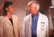 Mark Sloan (Dick Van Dyke, r.) unterh&auml;lt sich mit der Anw&auml;ltin Vanessa Sinclair (Mary Kay Adams, l.) &uuml;ber ihre Mandantin Constance, eine alte Dame, die im Sterben liegt.