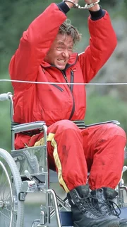 Dr. Michael L&uuml;dwitz (Rainer Grenkowitz), der von Correr an einen Rollstuhl gefesselt am Rand der Staumauer steht, versucht sich in den Medicopter zu retten...