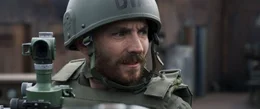 Baines (Martin McCann) in seiner Uniform.