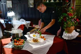 Marillienkn&ouml;del. Die Marille kam vor rund 2.000 Jahren in die Wachau, als Ursprungsl&auml;nder gelten China und Armenien.