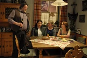 Moni teilt Stadlbauer mit, dass Peter doch nicht zum Scheidungstermin erschienen ist. Von links: Benedikt Stadlbauer (Andreas Geiss), Monika Vogl (Christine Reimer), Yvonne Preissinger (Alexa Eilers) und Katharina Benninger (Carina Dengler).