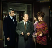 Kommissar Keller (Erik Ode) hat sich entschlossen, Unheil zu verhüten. Deshalb warnt er die Zeugen von damals (Peter Eschberg, l., Gisela Uhlen, r., Eva Kinsky, 2.v.r.). Er erinnert daran, dass Kosstitz geschworen hat, sich zu rächen. Kommissar Keller (Erik Ode) hat sich entschlossen, Unheil zu verhüten. Deshalb warnt er die Zeugen von damals (Peter Eschberg, l., Gisela Uhlen, r., Eva Kinsky, 2.v.r.). Er erinnert daran, dass Kosstitz geschworen hat, sich zu rächen.