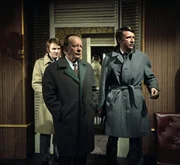 Kommissar Keller (Erik Ode, M.) hat endlich herausgefunden, was er wissen muss. Mit Grabert (Günther Schramm, r.) und Klein (Fritz Wepper, l.) eilt er in das Lokal, in dem schon einmal ein Mord geschah. Wird er ein weiteres Verbrechen verhindern können? Kommissar Keller (Erik Ode, M.) hat endlich herausgefunden, was er wissen muss. Mit Grabert (Günther Schramm, r.) und Klein (Fritz Wepper, l.) eilt er in das Lokal, in dem schon einmal ein Mord geschah. Wird er ein weiteres Verbrechen verhindern können?