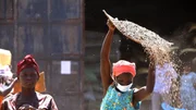 Gestalter Manuel Obermaier begibt sich auf eine Recherchereise in ein afrikanisches Herstellerland, wo ein Eigenmarktprodukt hergestellt wird &ndash; wie sieht es hier mit den Anspr&uuml;chen von Bio und Fair aus?