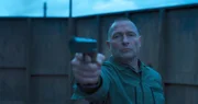 Sergeant Hendrichs (Thomas Kretschmann) mit einer Pistole.