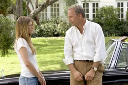 Sarah (Jennifer Aniston) besucht den Mann, dem ihre Mutter und sogar ihre Gro&szlig;mutter nicht widerstehen konnte - und ist schnell selbst fasziniert von Beau (Kevin Costner).