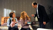 Hubert denkt, die Ursache f&uuml;r Franzis Allergie gefunden zu haben. Von links: Rosi Brunner (Brigitte Walbrun), Baby Franzi (Franzi), Uschi Guggenmoser (Silke Popp) und Hubert Kirchleitner (Bernhard Ulrich).