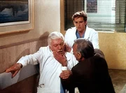 Mark (Dick Van Dyke, l.) erleidet einen Herzanfall. Jesse (Charlie Schlatter, hinten) und Dr. Andrews (Chad Everett) leisten Erste Hilfe.