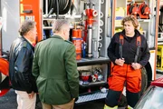 L-r: Hubert (Christian Tramitz) und Girwidz (Michael Brandner) stellen den Feuerwehrmann Carsten Br&auml;ndl (Wolfgang Maria Bauer) zur Rede