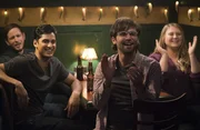 Erleben, wie der Innovationswettbewerb das ganze Krankenhaus in Atem hält: (v.l.n.r.) Casey (Alex Blue Davis), Vik (Rushi Kota), Levi (Jake Borelli) und Taryn (Jaicy Elliot) ... Erleben, wie der Innovationswettbewerb das ganze Krankenhaus in Atem hält: (v.l.n.r.) Casey (Alex Blue Davis), Vik (Rushi Kota), Levi (Jake Borelli) und Taryn (Jaicy Elliot) ...