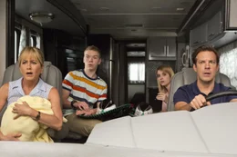 Zwei Tonnen Cannabis an Bord, Drogengangster im Nacken und jetzt auch noch eine Polizeikontrolle: David (Jason Sudeikis, r.), Rose (Jennifer Aniston, l.), Kenny (Will Poulter, 2.v.l.) und Casey (Emma Roberts, 2.v.r.) in Panik ...