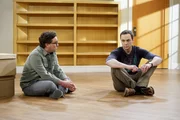 "The Big Bang Theory", "Das Princeton-Problem." Die drei Freunde m&uuml;ssen eine schwere berufliche Krise bew&auml;ltigen. Die drei Freunde m&uuml;ssen andere berufliche Herausforderungen finden. Inzwischen plant Raj, bei Penny und Leonard auszuziehen und sich ein eigenes Apartment zu suchen. Amy bekommt das Angebot, im Sommer bei einem Forschungsprojekt in Princeton teilzunehmen. Im Bild (v.li.): Johnny Galecki (Leonard Hofstadter), Jim Parsons (Sheldon Cooper).
