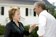 Hat ein ernstes W&ouml;rtchen mit Beau (Kevin Costner, r.) zu reden, den sie vor langer, langer Zeit verf&uuml;hrt hat: Sarahs Grandma Katharine (Shirley MacLaine, l.) ...