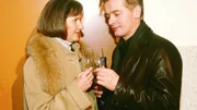 Dieter (Horst Kotterba) versucht Jutta (Claudia Loerding) n&auml;her zu kommen. Sie ahnt nicht, dass er von Mona auf sie angesetzt wurde, um sie nach ihrem Lottogewinn auszunehmen.