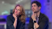 Einstein Moderatorenduo Kathrin H&ouml;negger und Tobias M&uuml;ller in denkender Pose
